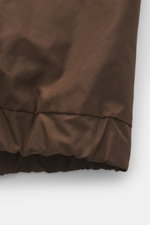 Nahaufnahme des braunen Ami Paris Blouson 'Windbreaker', Regular Fit, aus hochwertiger Microfaser mit glattem Griff, elastischem Saum und Ärmelbündchen.