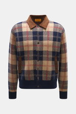 Guest In Residence Strick-Blouson hellbraun/navy/rot kariert, frontal fotografiert, Mix aus Wolle und Cashmere, weicher Griff, mittelfeines Strickbild, Regular Fit, glatte Knopfleiste mit Druckknöpfen, paspelierte Fronttaschen, Kragen mit Cordbesatz, elas