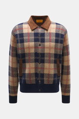 Guest In Residence Strick-Blouson hellbraun/navy/rot kariert, frontal fotografiert, Mix aus Wolle und Cashmere, weicher Griff, mittelfeines Strickbild, Regular Fit, glatte Knopfleiste mit Druckknöpfen, paspelierte Fronttaschen, Kragen mit Cordbesatz, elas