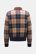 Rückansicht des Guest In Residence Strick-Blouson hellbraun/navy/rot kariert mit mittelfeinem Strickbild, Regular Fit, weichem Griff, Wolle-Cashmere-Mix, Cordkragen, elastischen Bündchen.