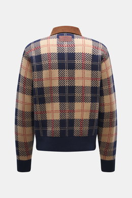 Rückansicht des Guest In Residence Strick-Blouson hellbraun/navy/rot kariert mit mittelfeinem Strickbild, Regular Fit, weichem Griff, Wolle-Cashmere-Mix, Cordkragen, elastischen Bündchen.