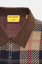 Nahaufnahme des Guest In Residence Strick-Blousons hellbraun/navy/rot kariert von vorne, Mix aus Wolle und Cashmere, weicher Griff, mittelfeines Strickbild, Regular Fit, glatte Knopfleiste mit Druckknöpfen, paspelierte Fronttaschen, Kragen mit Cordbesatz,