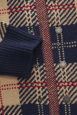 Nahaufnahme des Guest In Residence Strick-Blouson hellbraun/navy/rot kariert von oben auf Knopfleiste, Cordkragen, weichen Bündchen, Regular Fit, Wolle-Cashmere-Mix.