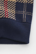 Nahaufnahme des Guest In Residence Strick-Blouson hellbraun/navy/rot kariert von unten, Mix aus Wolle und Cashmere, weicher Griff, mittelfeines Strickbild, Regular Fit, glatte Knopfleiste mit Druckknöpfen, paspelierte Fronttaschen, Kragen mit Cordbesatz, 