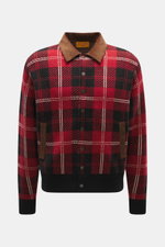 Guest In Residence Strick-Blouson rot/schwarz/creme kariert, frontale Ansicht, Mix aus Wolle und Cashmere, weicher Griff, mittelfeines Strickbild, Regular Fit, glatte Knopfleiste mit Druckknöpfen, paspelierte Fronttaschen, Kragen mit Cordbesatz, elastisch