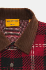 Guest In Residence Strick-Blouson rot/schwarz/creme kariert, Detailaufnahme von oben, Mix aus Wolle und Cashmere, weicher Griff, mittelfeines Strickbild, Regular Fit, glatte Knopfleiste mit Druckknöpfen, paspelierte Fronttaschen, Kragen mit Cordbesatz, el