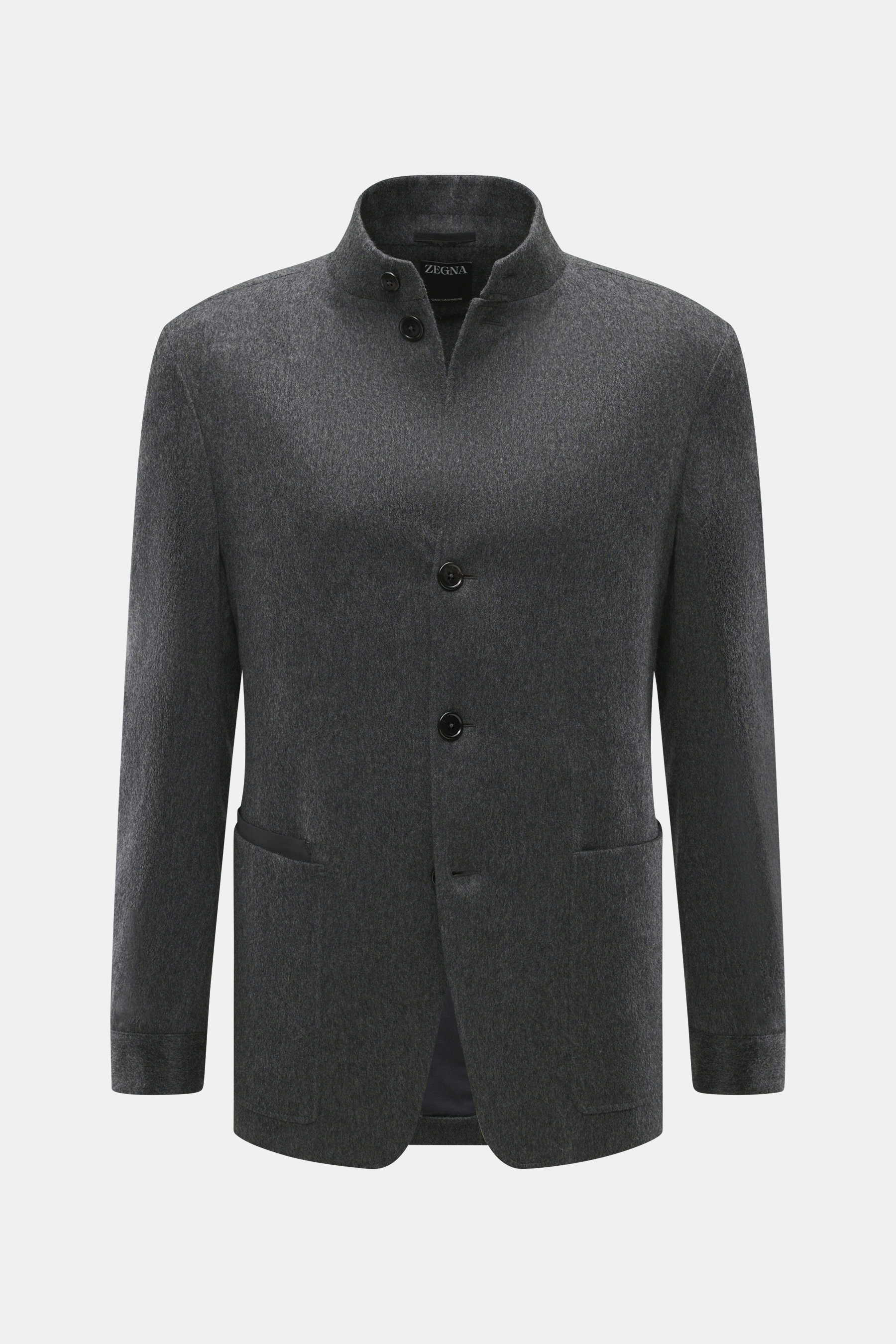 Zegna Cashmere Jacke grau meliert, Slim Fit, Stehkragen mit Knopfriegel, Vier-Knopf-Leiste, Fronttaschen, Leder-Detail, frontal fotografiert.