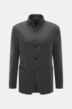 Zegna Cashmere Jacke grau meliert, Slim Fit, Stehkragen mit Knopfriegel, Vier-Knopf-Leiste, Fronttaschen, Leder-Detail, frontal fotografiert.