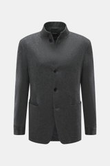 Zegna Cashmere Jacke grau meliert, Slim Fit, Stehkragen mit Knopfriegel, Vier-Knopf-Leiste, Fronttaschen, Leder-Detail, frontal fotografiert.