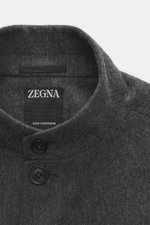 Nahaufnahme der Zegna Cashmere Jacke grau meliert aus reiner, weicher Cashmere, Slim Fit mit Stehkragen, Vier-Knopf-Leiste und Leder-Details, Frontansicht.