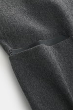 Nahaufnahme der aufgesetzten Fronttasche der Zegna Cashmere Jacke grau meliert aus reinem Cashmere, weicher Griff, Leder-Detail sichtbar.