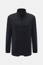 Zegna Cashmere Jacke navy, frontal fotografiert, Slim Fit mit Stehkragen, Vier-Knopf-Leiste, aufgesetzten Taschen, weichem Griff aus reinem Cashmere.