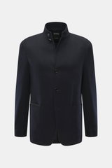 Zegna Cashmere Jacke navy, frontal fotografiert, Slim Fit mit Stehkragen, Vier-Knopf-Leiste, aufgesetzten Taschen, weichem Griff aus reinem Cashmere.