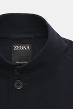 Zegna Cashmere Jacke navy in Nahaufnahme von oben, Stehkragen mit Knopfriegel, reine Cashmere, Slim Fit, vier Knöpfe sichtbar.