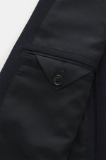 Nahaufnahme der halb gefütterten Innenseite der Zegna Cashmere Jacke navy mit Knopfriegel und feinem Stoff, fotografiert von oben.