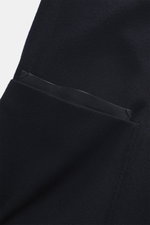 Nahaufnahme der Zegna Cashmere Jacke navy, Fokus auf aufgesetzte Fronttasche mit Lederbesatz, weicher reiner Cashmere-Stoff.