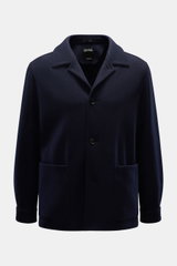 Front view of Zegna Jacket navy in wool and cashmere with slim fit, adjustable collar, four-button placket, patch hip pockets, sleeve cuffs with buttons, rear side vents, unconstructed design, and two inner pockets.

<p>The lightweight jacket by ZEGNA mad
