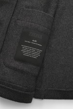 Nahaufnahme der Zegna Cashmere Jacke dunkelgrau/schwarz kariert, halb gefüttert, Slim Fit mit weichem Griff, Vier-Knopf-Leiste, Umlegekragen, aufgesetzten Fronttaschen, Ärmelabschlüssen mit Manschette, rückwärtigen Seitenschlitzen und zwei Innentaschen. R