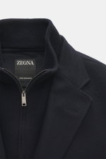 Nahaufnahme von Zegna Cashmere Sakko navy mit stehendem Kragen, Reißverschluss und tailliertem Zwei-Knopf-Slim-Fit-Stil, gefertigt aus reinem Cashmere mit herausnehmbarer Double-Front, fotografiert von vorne oben.