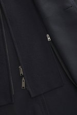 Nahaufnahme des Zegna Cashmere Sakko navy von innen, zeigt die gestrickte, herausnehmbare Double-Front mit Reißverschluss.