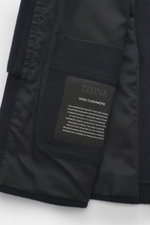 Nahaufnahme des halb gefütterten Zegna Cashmere Sakko navy von innen mit Label, Innentasche und feinem, weichem Cashmere-Material.