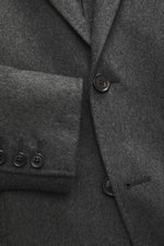 Zegna Cashmere Sakko dunkelgrau meliert, Nahaufnahme von vorne auf Knöpfe, weiches reines Cashmere, Slim Fit, taillierter Zwei-Knopf-Stil, sportive Double-Front.