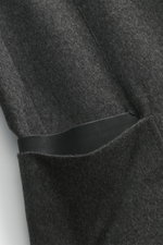 Nahaufnahme des Zegna Cashmere Sakko dunkelgrau meliert von schräg oben, zeigt weiche, gestrickte Cashmere-Qualität mit herausnehmbarer Double-Front und aufgesetzter Tasche.