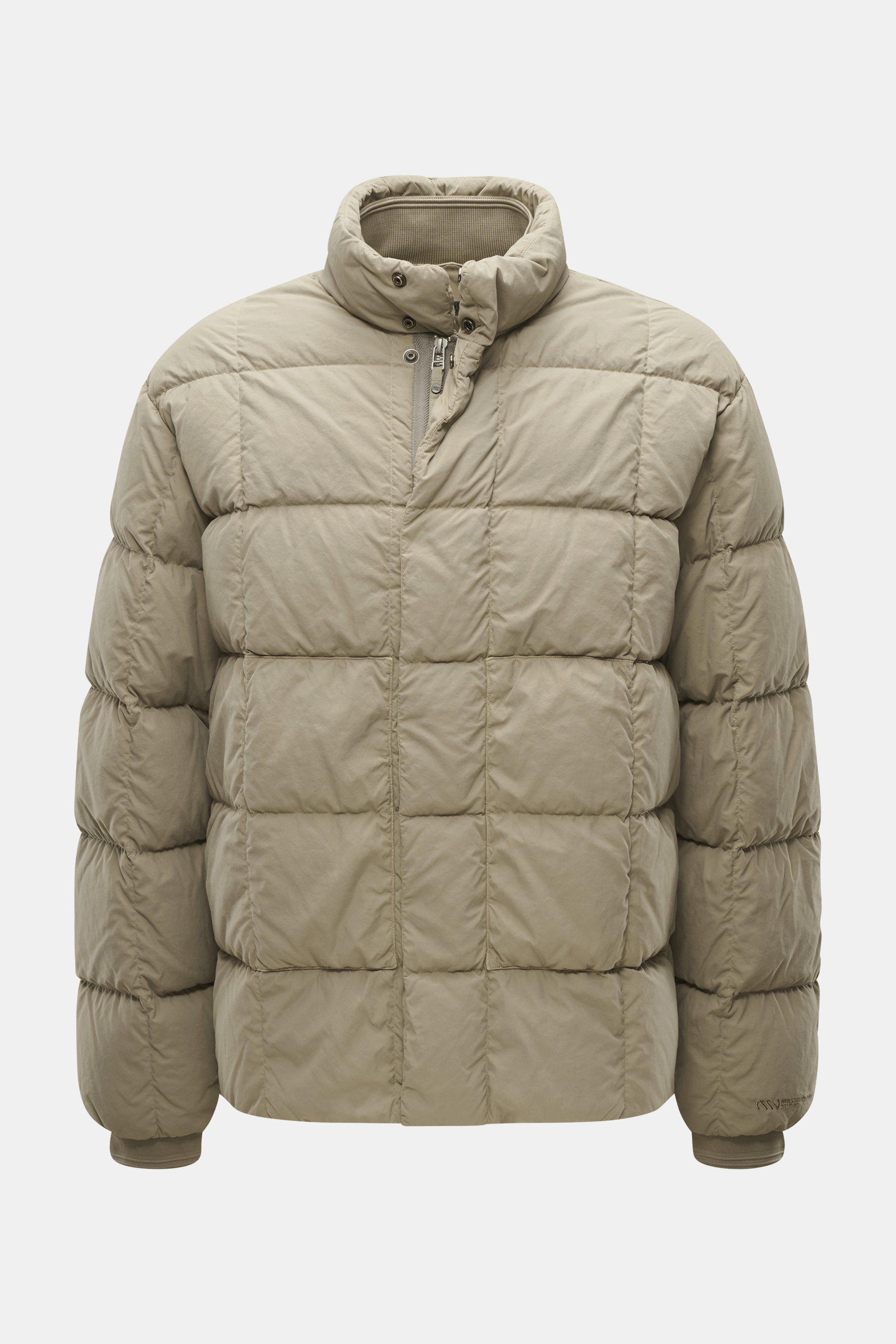 Massimo Osti Studio Daunenjacke taupe, frontale Nahaufnahme, hochwertige Microfaser, weicher Griff, matte Optik, wärmende Daunenfüllung, garment dyed, Regular Fit, robuster Reißverschluss, Windblende mit Druckknöpfen, Stehkragen mit geripptem Innenkragen,