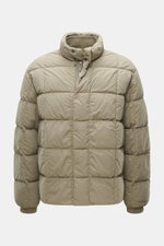 Massimo Osti Studio Daunenjacke taupe, frontale Nahaufnahme, hochwertige Microfaser, weicher Griff, matte Optik, wärmende Daunenfüllung, garment dyed, Regular Fit, robuster Reißverschluss, Windblende mit Druckknöpfen, Stehkragen mit geripptem Innenkragen,