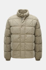 Massimo Osti Studio Daunenjacke taupe, frontale Nahaufnahme, hochwertige Microfaser, weicher Griff, matte Optik, wärmende Daunenfüllung, garment dyed, Regular Fit, robuster Reißverschluss, Windblende mit Druckknöpfen, Stehkragen mit geripptem Innenkragen,