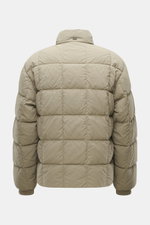 Massimo Osti Studio Daunenjacke taupe, Rückansicht, hochwertige Microfaser, weicher Griff, matte Optik, wärmende Daunenfüllung, garment dyed, Regular Fit, robuster Reißverschluss, Windblende mit Druckknöpfen, Stehkragen mit geripptem Innenkragen, Seitenta