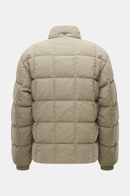 Massimo Osti Studio Daunenjacke taupe, Rückansicht, hochwertige Microfaser, weicher Griff, matte Optik, wärmende Daunenfüllung, garment dyed, Regular Fit, robuster Reißverschluss, Windblende mit Druckknöpfen, Stehkragen mit geripptem Innenkragen, Seitenta