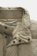 Nahaufnahme der Massimo Osti Studio Daunenjacke taupe, Perspektive von oben, zeigt Stehkragen mit geripptem Innenkragen, hochwertigen Microfaserstoff, weichen Griff, matte Optik, wärmende Daunenfüllung, robusten Reißverschluss und Windblende mit Druckknöp