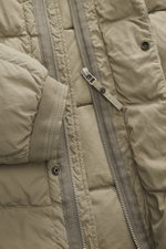 Nahaufnahme der Massimo Osti Studio Daunenjacke taupe von vorne, zeigt hochwertigen Reißverschluss, weichen Griff, matte Optik, Stehkragen, gerippte Ärmelbündchen, Windblende mit Druckknöpfen, Seitentaschen, regulierbaren Saum, tonales Logo-Stitching, kle