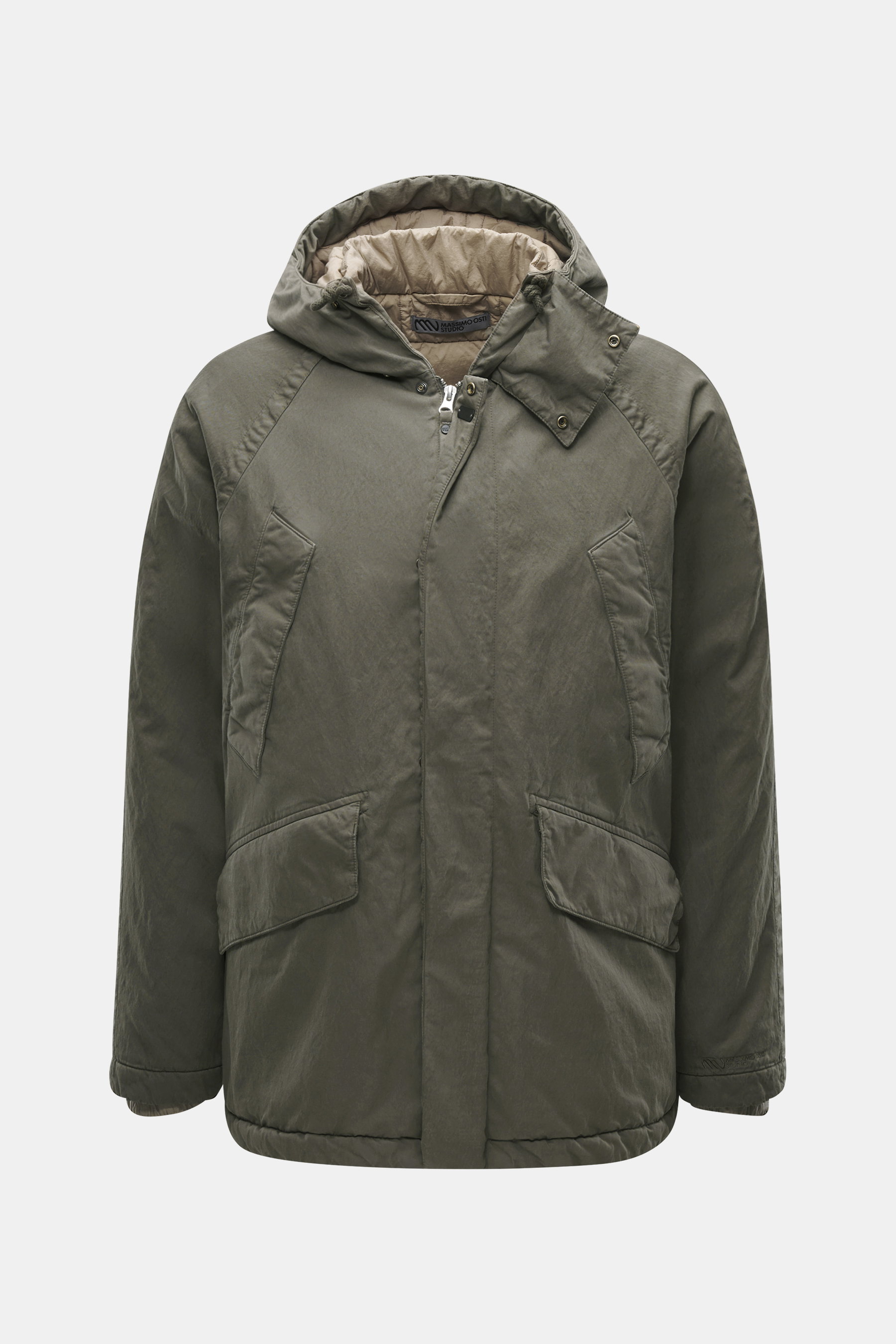 Massimo Osti Studio Jacke oliv von vorne fotografiert, Regular Fit mit Kapuze, Baumwoll-Microfaser-Mix, zwei-Wege-Reißverschluss, Windblende, Taschen, Metall-Logo, gesteppter Futterstoff, weicher Griff.