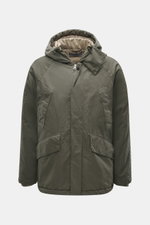 Massimo Osti Studio Jacke oliv von vorne fotografiert, Regular Fit mit Kapuze, Baumwoll-Microfaser-Mix, zwei-Wege-Reißverschluss, Windblende, Taschen, Metall-Logo, gesteppter Futterstoff, weicher Griff.