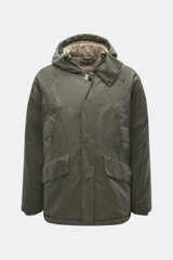 Massimo Osti Studio Jacke oliv von vorne fotografiert, Regular Fit mit Kapuze, Baumwoll-Microfaser-Mix, zwei-Wege-Reißverschluss, Windblende, Taschen, Metall-Logo, gesteppter Futterstoff, weicher Griff.