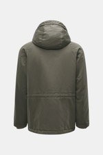 Massimo Osti Studio Jacke oliv von hinten, Regular Fit mit Kapuze, Mix aus Baumwolle und Microfaser, weicher Griff, Windblende, Taschen, gesteppter Futterstoff.