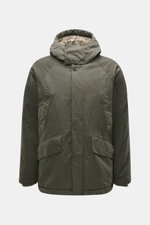 Massimo Osti Studio Jacke oliv, Frontansicht, Regular Fit, Mix aus Baumwolle und Microfaser, Kapuze mit Tunnelzug, zwei Fronttaschen mit Patte, Windblende, Windschutzbündchen, Innentasche, gesteppter Futterstoff, weicher Griff, Metall-Logo, Handwärmetasch