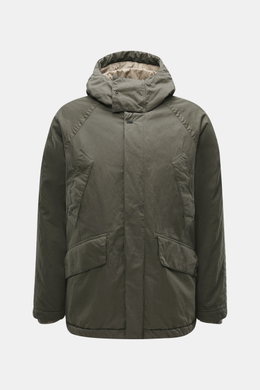 Massimo Osti Studio Jacke oliv, Frontansicht, Regular Fit, Mix aus Baumwolle und Microfaser, Kapuze mit Tunnelzug, zwei Fronttaschen mit Patte, Windblende, Windschutzbündchen, Innentasche, gesteppter Futterstoff, weicher Griff, Metall-Logo, Handwärmetasch