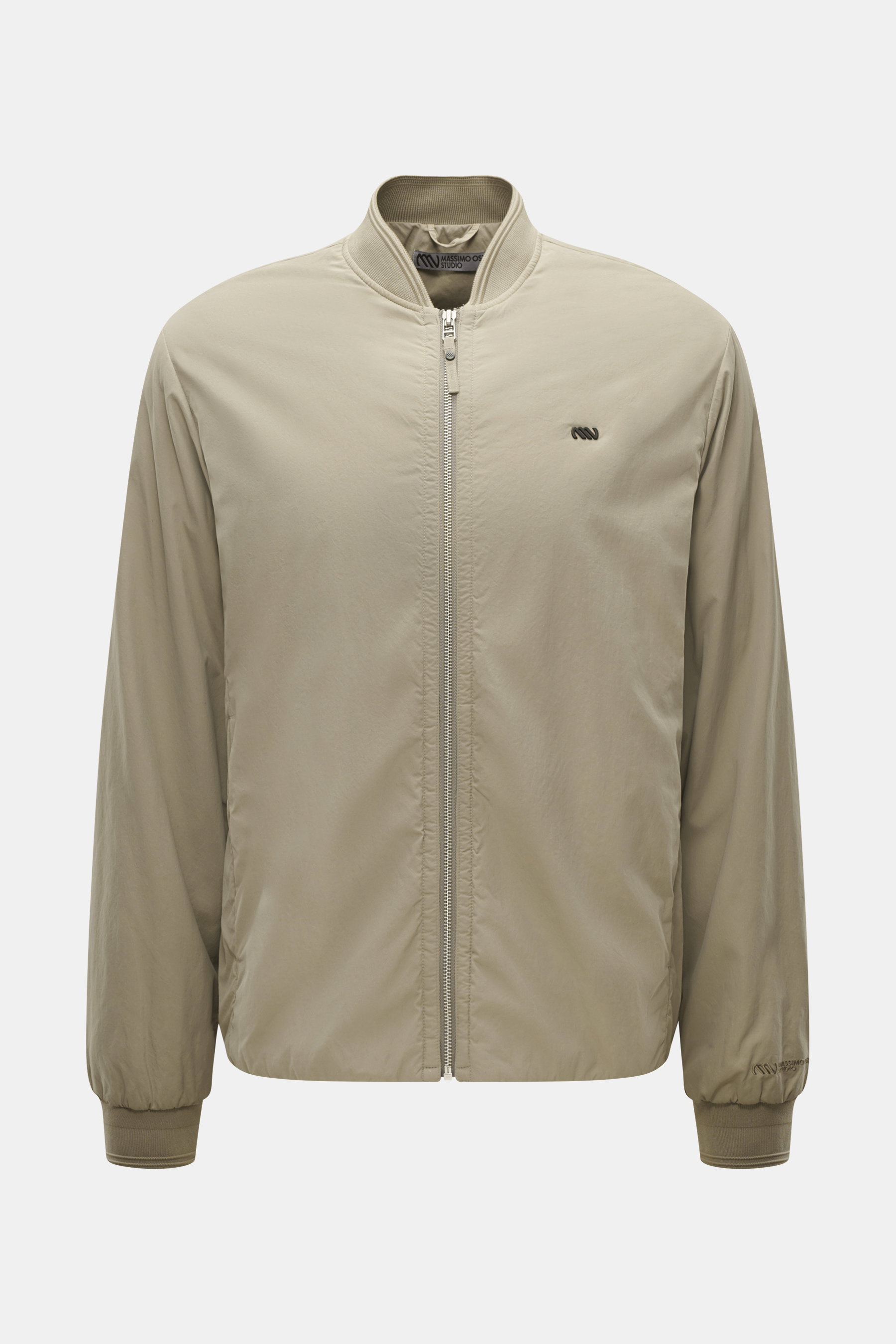 Massimo Osti Studio Jacke taupe, frontal fotografiert, Slim Fit, hochwertige Microfaser, weicher Griff, matte Optik, PrimaLoft® Wattierung, Blousonkragen, Seitentaschen, Metall-Logo, gerippte Bündchen, Innentasche, tonales Logo-Stitching, regulierbarer Sa