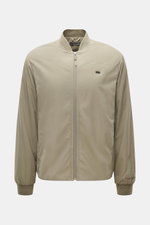 Massimo Osti Studio Jacke taupe, frontal fotografiert, Slim Fit, hochwertige Microfaser, weicher Griff, matte Optik, PrimaLoft® Wattierung, Blousonkragen, Seitentaschen, Metall-Logo, gerippte Bündchen, Innentasche, tonales Logo-Stitching, regulierbarer Sa