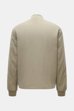 Massimo Osti Studio Jacke taupe, Rückansicht, hochwertige Microfaser, weicher Griff, matte Optik, leichte PrimaLoft® Evolve Wattierung, Slim Fit, Blousonkragen, gerippte Ärmelbündchen, regulierbarer Saum, Seitentaschen, Metall-Logo, tonales Logo-Stitching