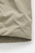 Nahaufnahme der Massimo Osti Studio Jacke taupe, Slim Fit, hochwertige Microfaser, weicher Griff, matte Optik, PrimaLoft® Wattierung, garment dyed, von unten fotografiert.