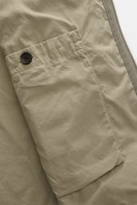 Nahaufnahme der Innentasche mit Knopf und Reißverschluss eines taupefarbenen Massimo Osti Studio Jacke Slim Fit aus hochwertiger Microfaser.