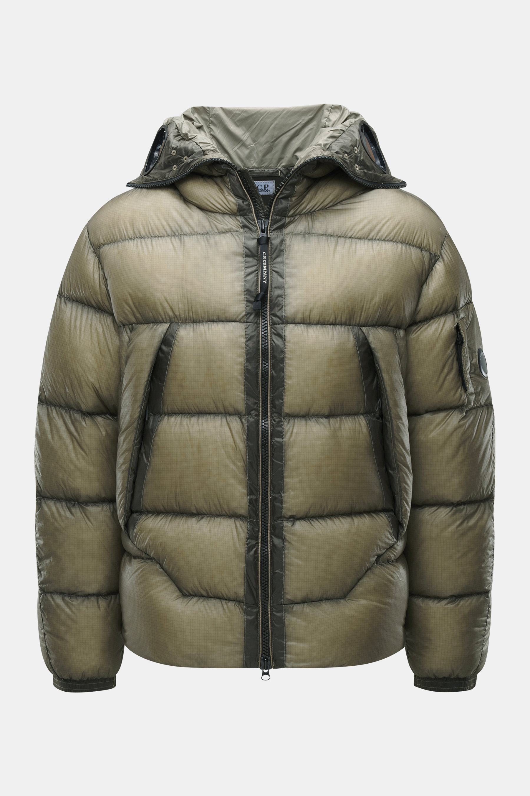 C.P. Company Daunenjacke "D.D. Shell" oliv, frontale Nahaufnahme, Ripstop Microfaser, Slim Fit, Daunenfüllung, Kapuze mit Goggle, Zwei-Wege-Reißverschluss, Taschen, Ärmeltasche, elastische Abschlüsse, Innentasche, tonales Innenfutter.