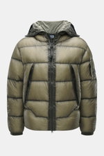 C.P. Company Daunenjacke "D.D. Shell" oliv, frontale Nahaufnahme, Ripstop Microfaser, Slim Fit, Daunenfüllung, Kapuze mit Goggle, Zwei-Wege-Reißverschluss, Taschen, Ärmeltasche, elastische Abschlüsse, Innentasche, tonales Innenfutter.