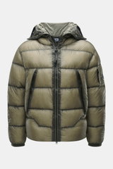 C.P. Company Daunenjacke "D.D. Shell" oliv, frontale Nahaufnahme, Ripstop Microfaser, Slim Fit, Daunenfüllung, Kapuze mit Goggle, Zwei-Wege-Reißverschluss, Taschen, Ärmeltasche, elastische Abschlüsse, Innentasche, tonales Innenfutter.