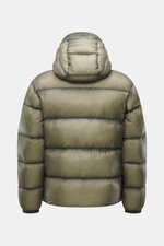Rückansicht der C.P. Company Daunenjacke 'D.D. Shell' oliv aus Ripstop Microfaser, Slim Fit mit Kapuze, wärmender Daunenfüllung, elastischen Bündchen.