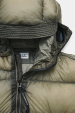 Nahaufnahme der Kapuze und oberen Front der C.P. Company Daunenjacke 'D.D. Shell' oliv, Ripstop Microfaser, Daunenfüllung, Slim Fit, Zwei-Wege-Reißverschluss, Goggle-Detail, Zipper-Fronttaschen, Ärmeltasche mit Linsen-Detail, elastische Ärmelabschlüsse, I